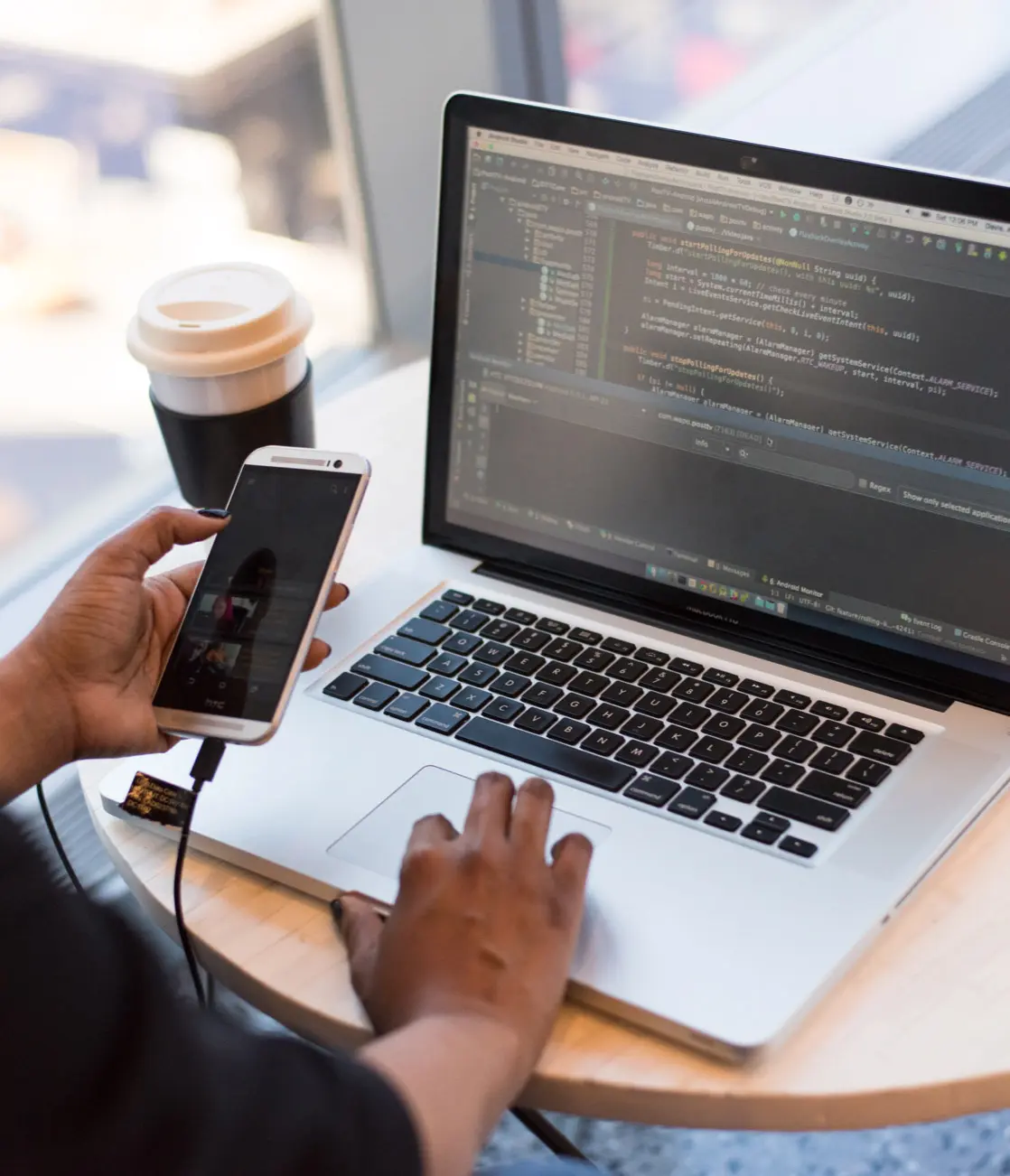 programador programando código web